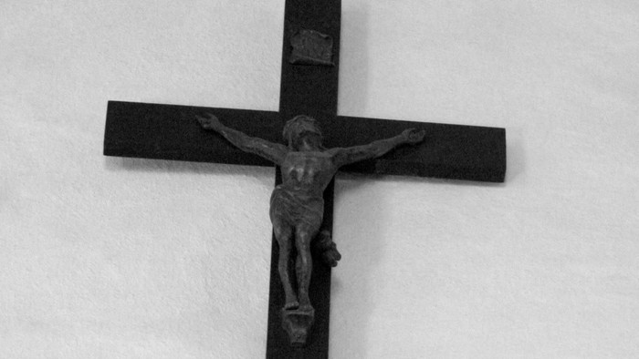 En sort kors med Jesus Kristus på.