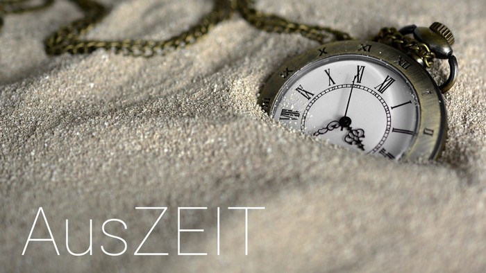 Eine Taschenuhr liegt seitlich im Schnee, die Kette erstreckt sich nach außen.