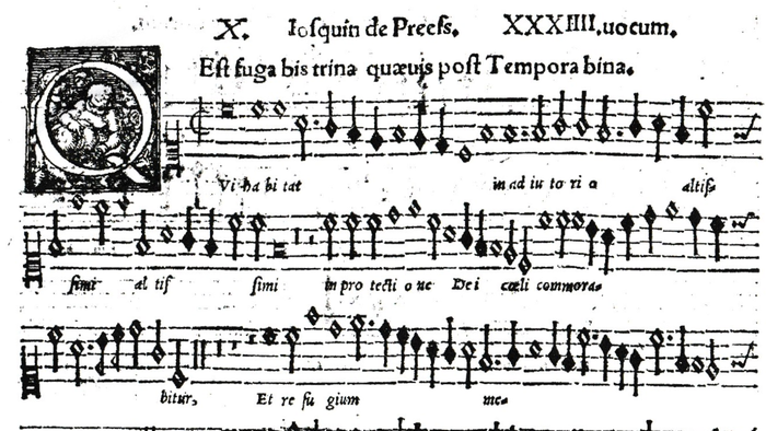Mittelalterliche polyphone Musikpartitur mit lateinischem Text und komplexer rhythmischer Notation von Josquin des Prez.
