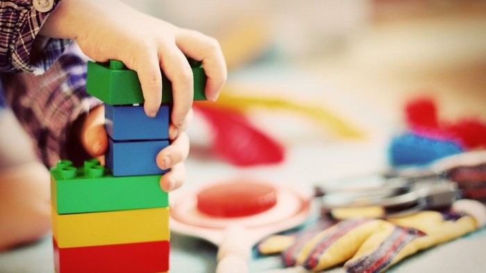 Ein kind baut einen Spielturm