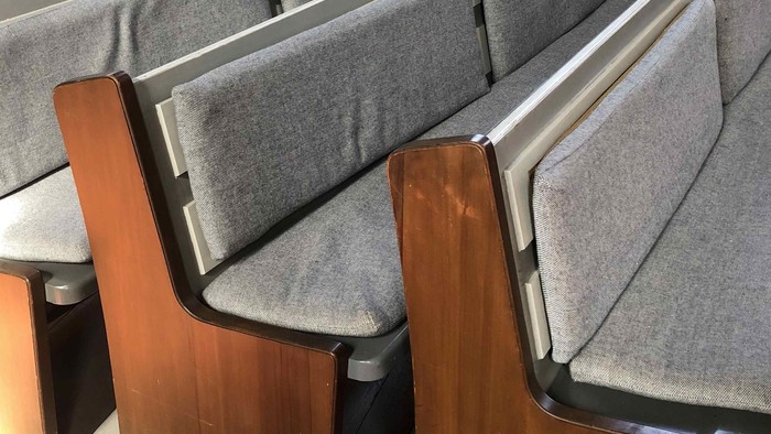 Kirchenbänke seitlich