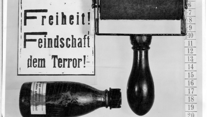 Ein Proteststempel und Stempelkissen aus dem West-Berlin der 1950er Jahre gegen den ostdeutschen Terror und die Unterdrückung, mit einer Flasche Tinte.