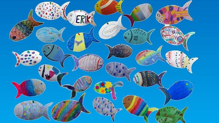 Viele bunt und individuell gestaltete Papierfische mit Namen, Mustern und Symbolen schweben vor blauem Hintergrund und bilden gemeinsam ein lebendiges, vielfältiges Netz.