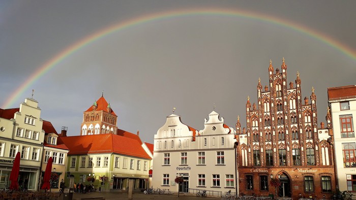 Bunter Regenbogen über historische Gebäude in Stadtplatz