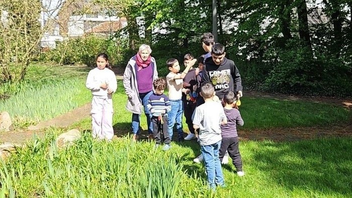 Hier sieht man suchende Kinder im Garten.