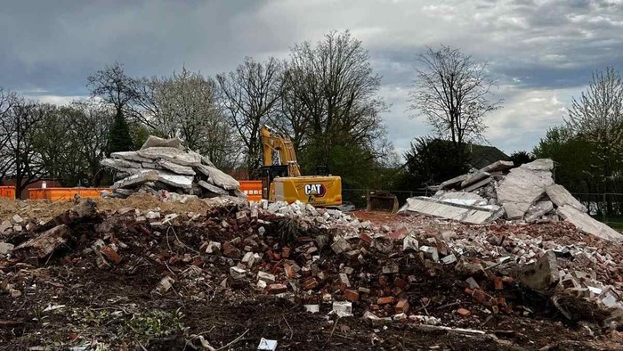 Abrissschutt Gemeindehaus Jöllenbeck zum Beginn der Bauarbeiten für Neubau Altenheim