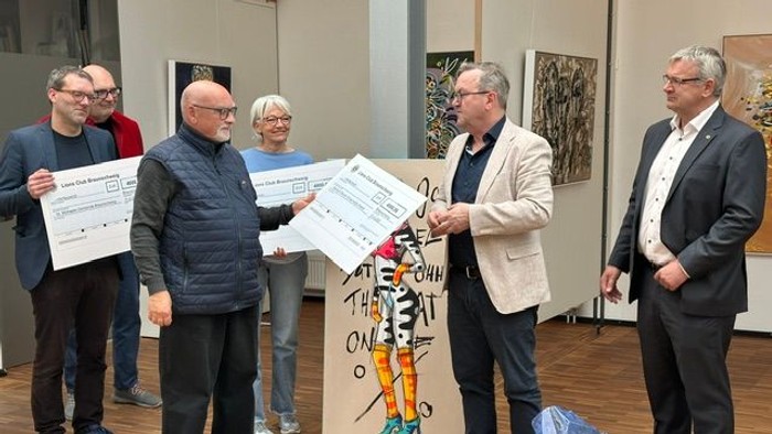 Gruppenbild während der Scheckübergabe