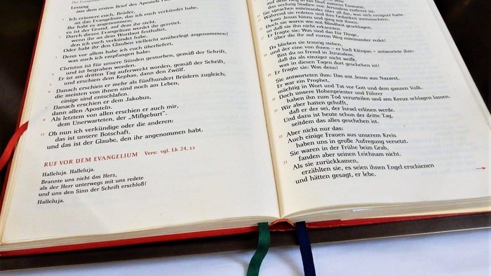 Offenes Buch mit deutschem Text und Lesebändchen