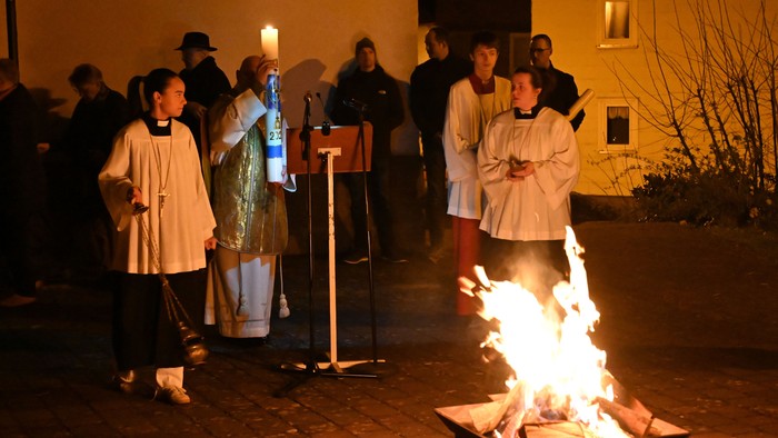 Osterfeuer und Osterkerze