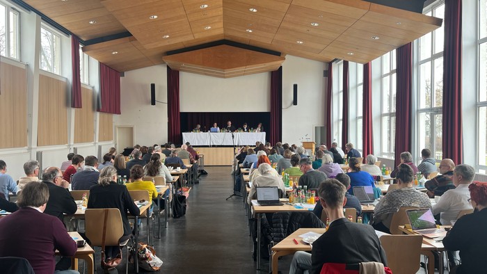 Blick von hinten auf die Tagung der Synode