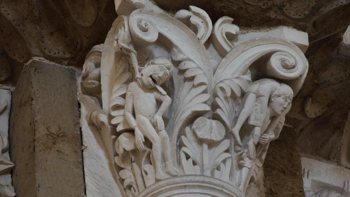 Kapitell mit zwei biblischen Szenen: Judas erhängt sich, und Judas wird von einem Mann auf dem Rücken getragen.