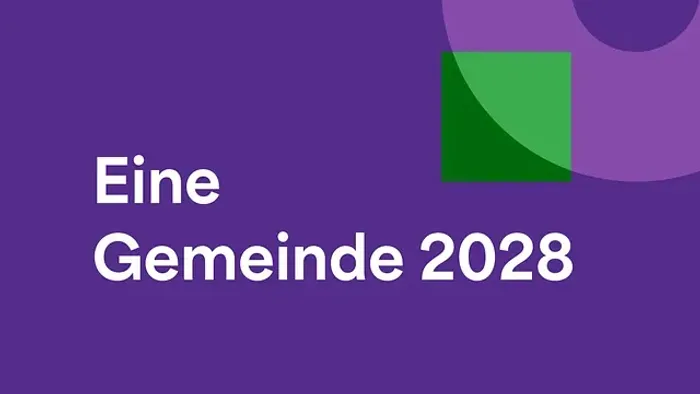 „Logo und Slogan *‚Eine Gemeinde 2028‘* auf lila Hintergrund mit einer grünen abstrakten Grafik.“