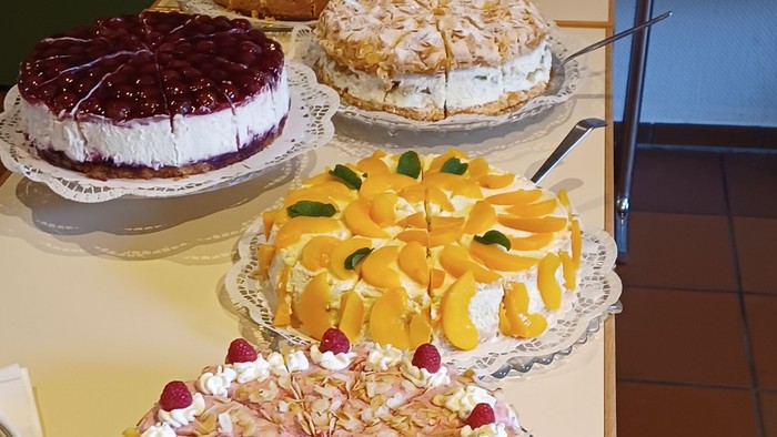 Mehrere Kuchen auf einem Tisch