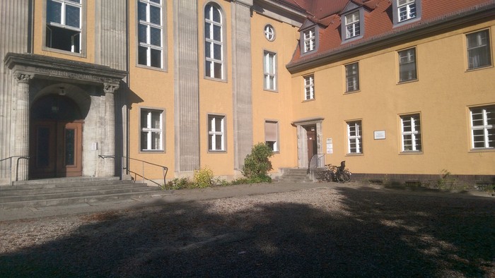 Zeigt die Fassade des Gemeindehauses am Teltower Damm 6