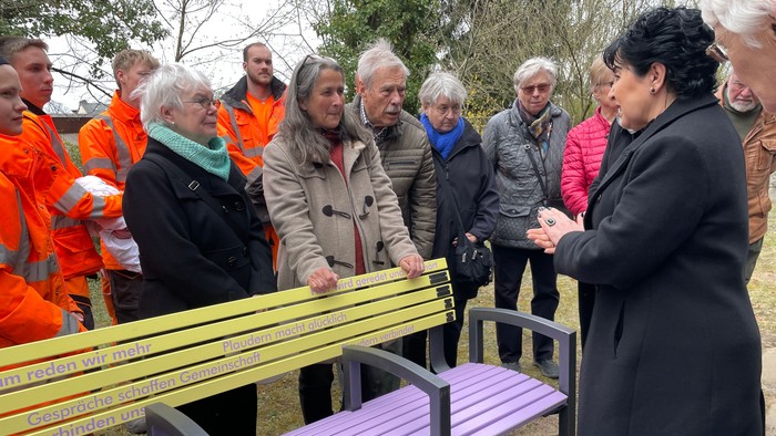 Die Bürgermeisterin spricht vor der Quasselbank mit Waidmannsluster Gemeindemitgliedern