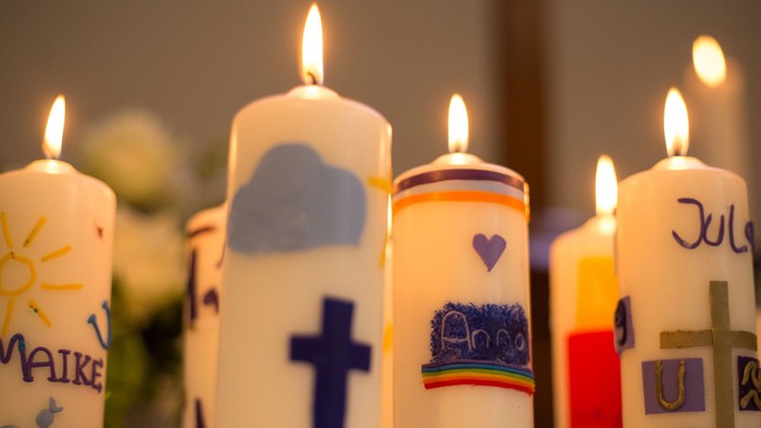 gestaltete Konfirmationskerzen mit Symbolen und Namen