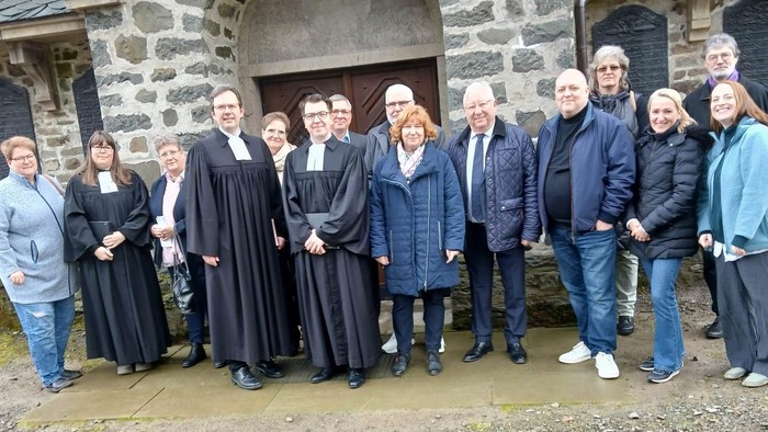 Pfarrer Steven Hick (Sechster von links) ist in einem Gottesdienst von Superintendent Henning Waskönig (Vierter von links) in der Dahler Dorfkirche offiziell in sein Amt eingeführt worden.