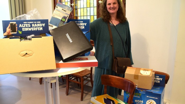 Fairnessbeauftragte Annette Petzold mit einigen der gesammelten Altgeräte.