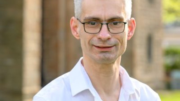 Christian Schneider ist Hausmeister für das Broicher Gemeindehaus.