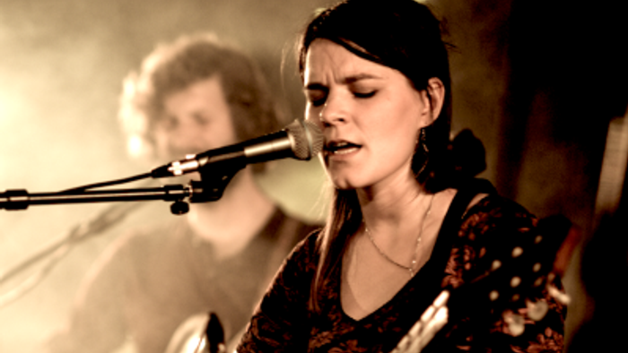 Foto des Duos Mirja Klippel & Alex Jønsson auf der Bühne