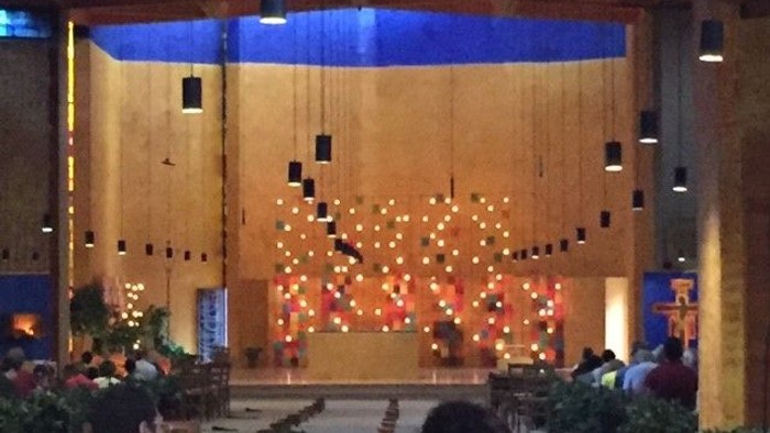 Altarraum in Taize mit vielen Lichtern