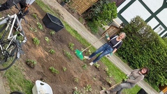 Projektgruppe am Hochzeitsbeet