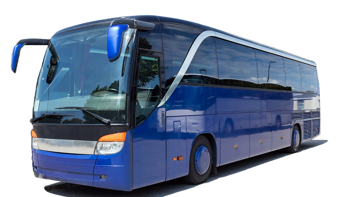 Großer blauer Reisebus mit getönten Scheiben und Spiegeln vor schwarzem Hintergrund.