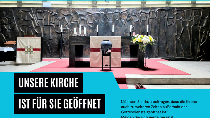 Ein Werbeplakat für das Kircheninnere, das zur Gemeinschaftsbeteiligung dienstags von 9 bis 11 Uhr einlädt.
