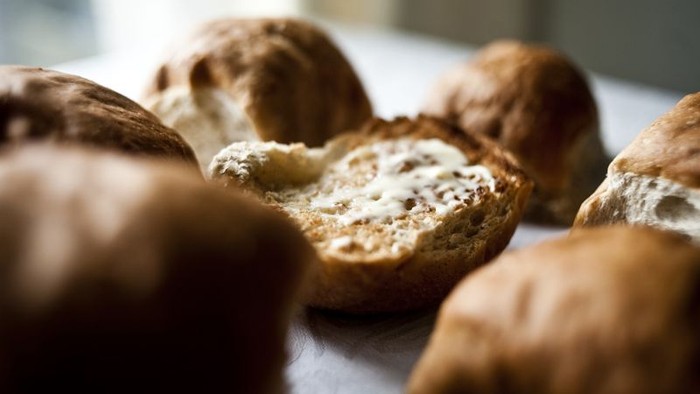 En række friskbagte hvedeknopper