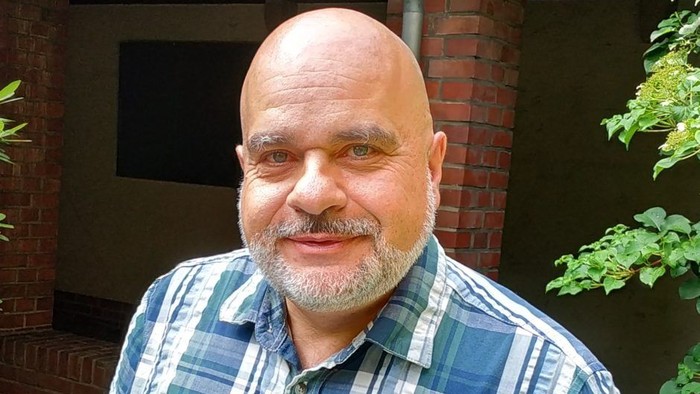 Pfarrer Alfred Geibel im blau-karierten Hemd