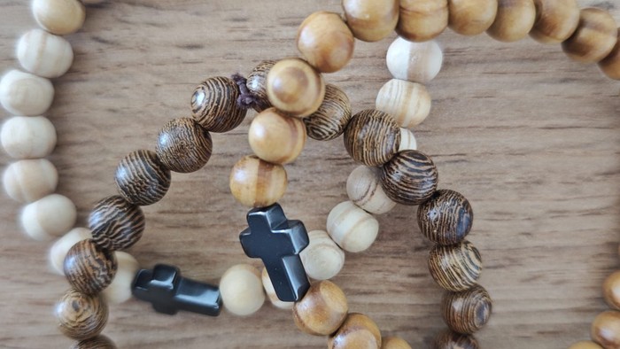 Bild einer Perlenkette mit Kreuz
