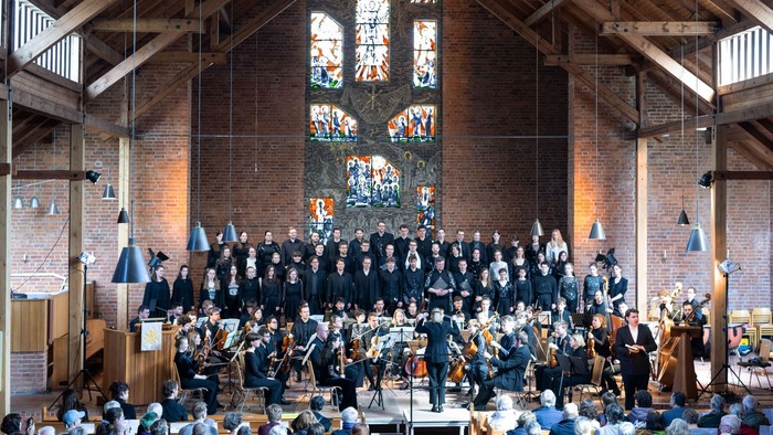 Großer Chor und Orchester bei einem Konzert
