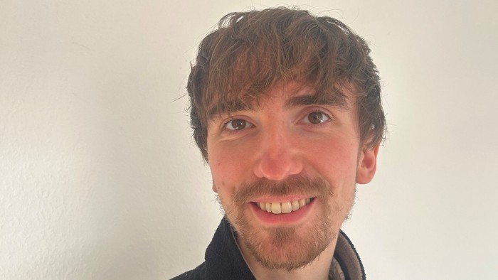 Kopf und Brust von Pfarrer Christian Ehrhardt vor neutralem Hintergrund