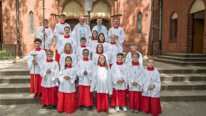 Gruppenbild von Ministranten vor St. Ludwig