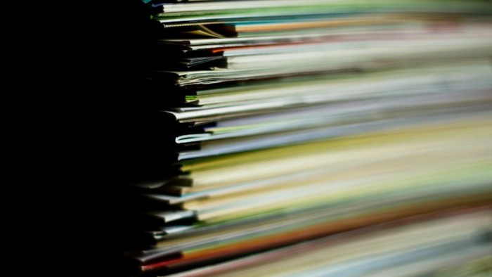 Ein Stapel bunter Zeitschriften liegt auf einem Tisch