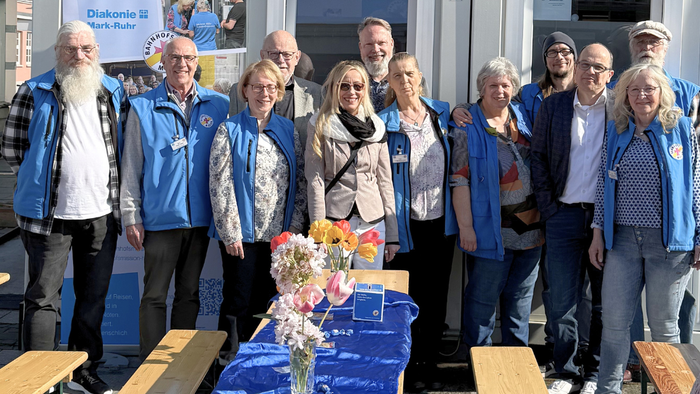 Anlässlich des Tages der Bahnhofsmission versammelten sich Vertreter*innen der Bahnhofsmission, der Stadt Hagen, des Bahnhofsmanagements und der Diakonie Mark-Ruhr vor der provisorischen Unterkunft am Berliner Platz.