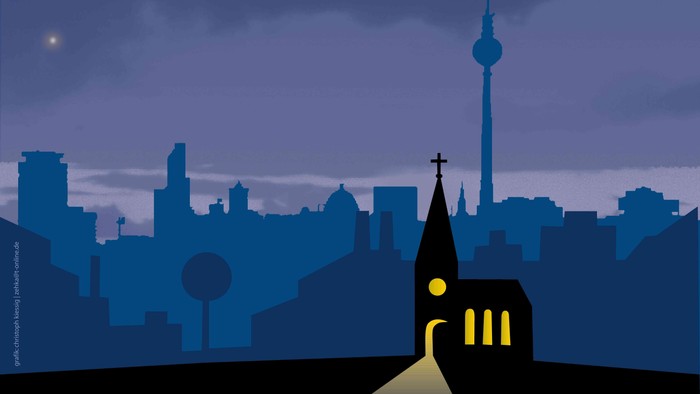 Stadtlandschaft bei Nacht mit beleuchteter Kirche und Fernsehturm
