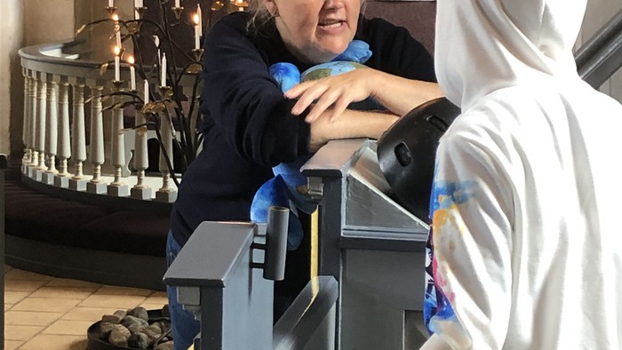 En voksen kirke-kultur-medarbejder taler med et barn fra 3. klasse inde i Havdrup kirke