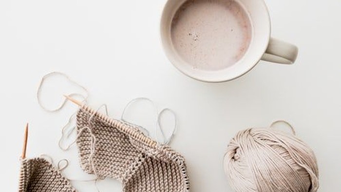 En hvid underliggende med en delikøs kaffe, ufuldendt strå, knipling og kniplestange