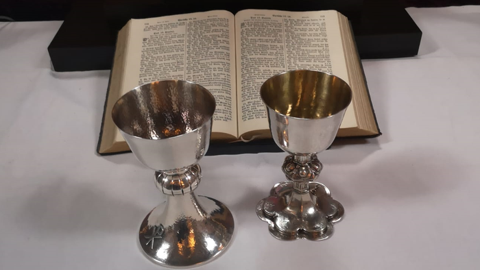 Das Bild zeigt zwei Abendmahlskelche. 