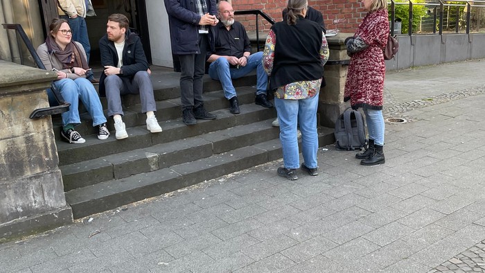 18 Uhr: Blauer Himmel und Sonnenschein. Der Pauluskirchplatz voller spielender Kinder, die Bänke voller Nachbarinnen und Nachbarn. Da ziehts es auch die meisten von uns heraus auf die Treppenstufen vor der offenen Pauluskirche.