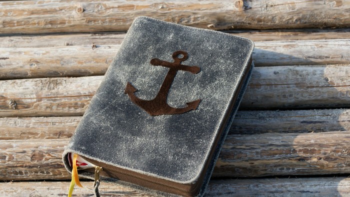 Anker auf einer Bibel