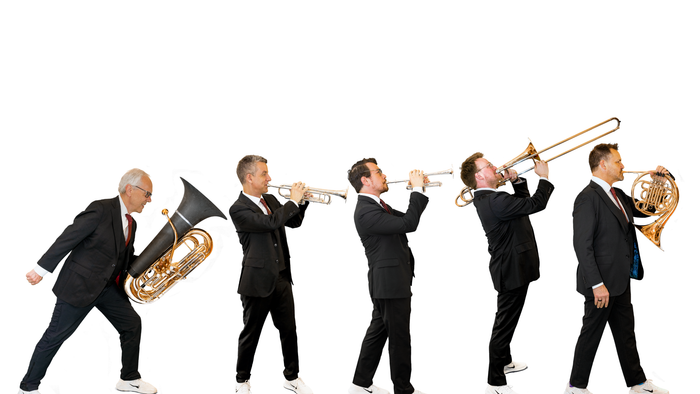 Canadian Brass Musiker mit Tuba, zwei Trompeter, Posaune und Horn im Profil die ihre Instrumente spielen