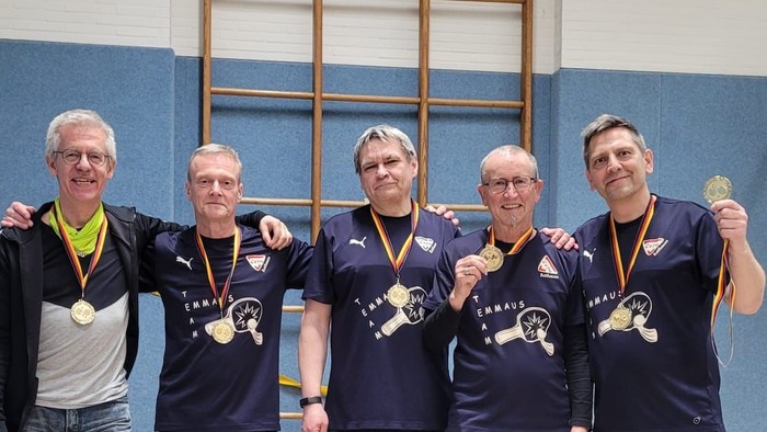 Zu sehen sind 5 Männer der Tischtennisgruppe der Emmaus-Kirchengemeinde, die stolz ihre Medaillen präsentieren nach dem Sieg der CVJM Hobbyliga.
