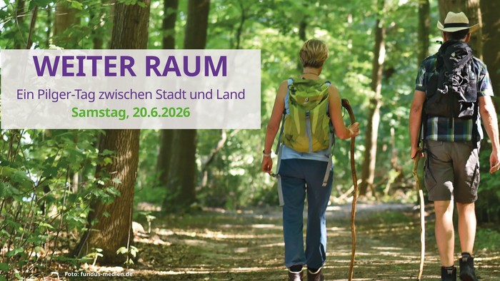 Plakatfoto: Eine Frau und ein Mann wandern auf einem Waldweg.