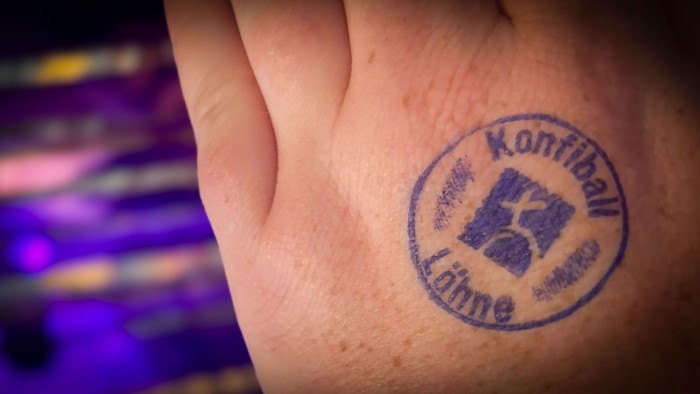 Eine Hand mit dem Stempel 