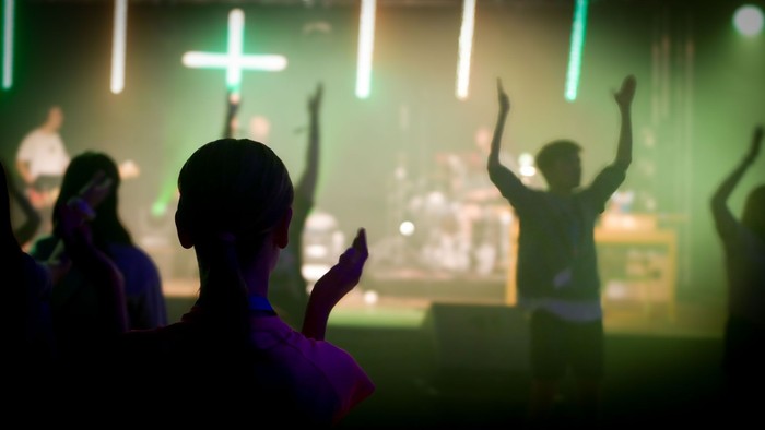 Junge Menschen feiern bei einem Konzert