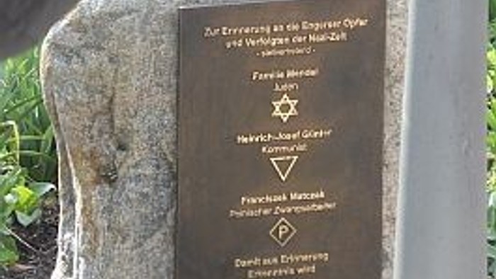 Stele mit Inschrift in Erinnerung an die Opfer des Holocaust