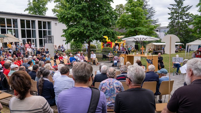 Garten des Hermann-Ehlers-Hauses mit Blick auf den Altar des Open-Air-Gottesdienstes