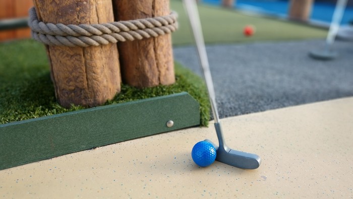 Bild eines Minigolfschlägers auf einer Minigolf-Bahn